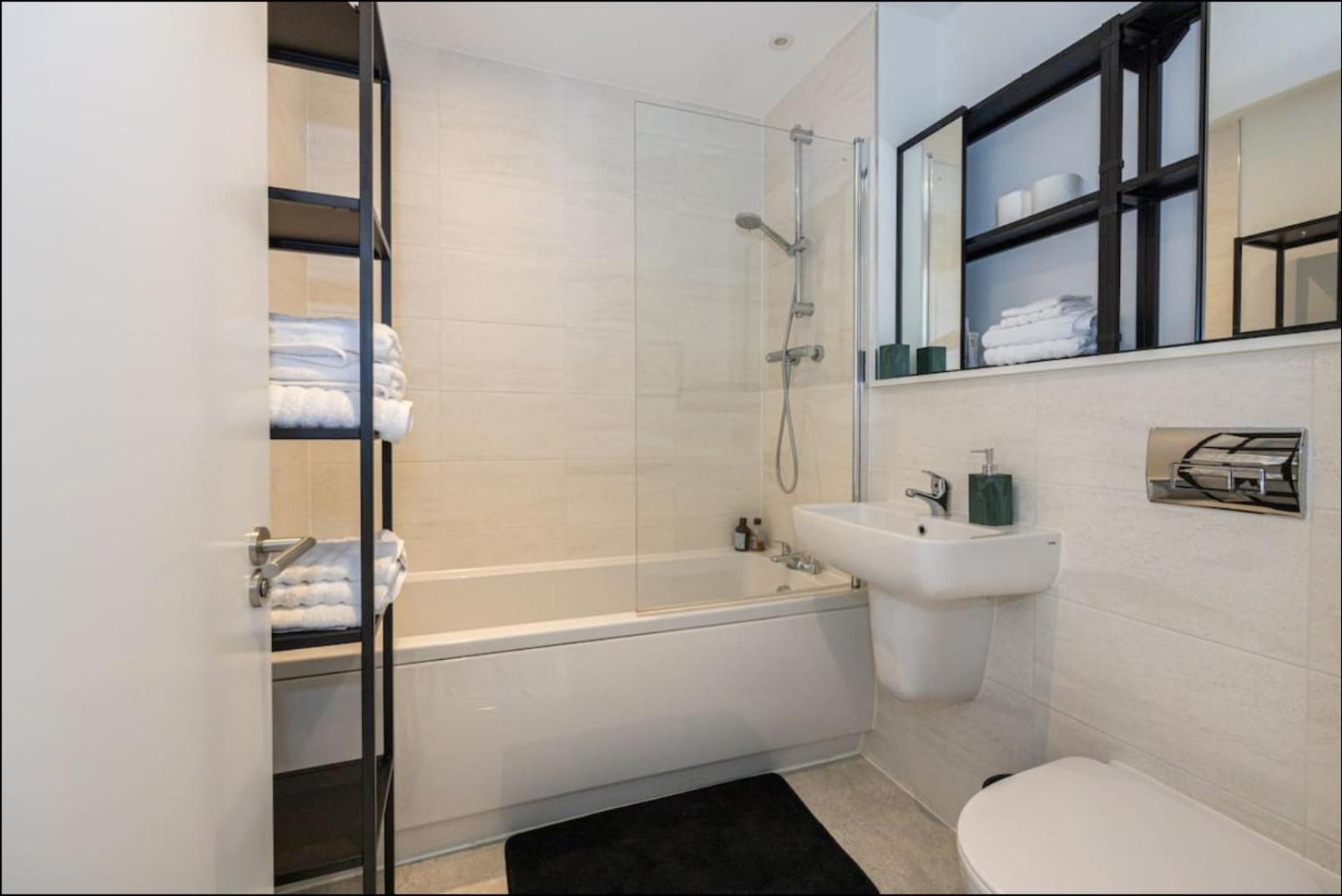 Elegance Retreat - 2 Bed Holiday Home With Parking Manchester Exterior photo