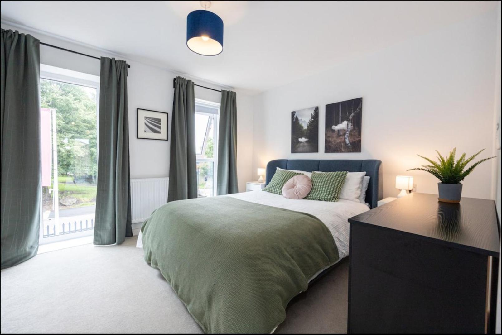 Elegance Retreat - 2 Bed Holiday Home With Parking Manchester Exterior photo