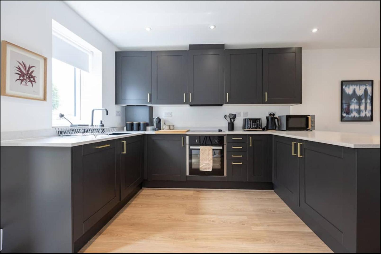 Elegance Retreat - 2 Bed Holiday Home With Parking Manchester Exterior photo