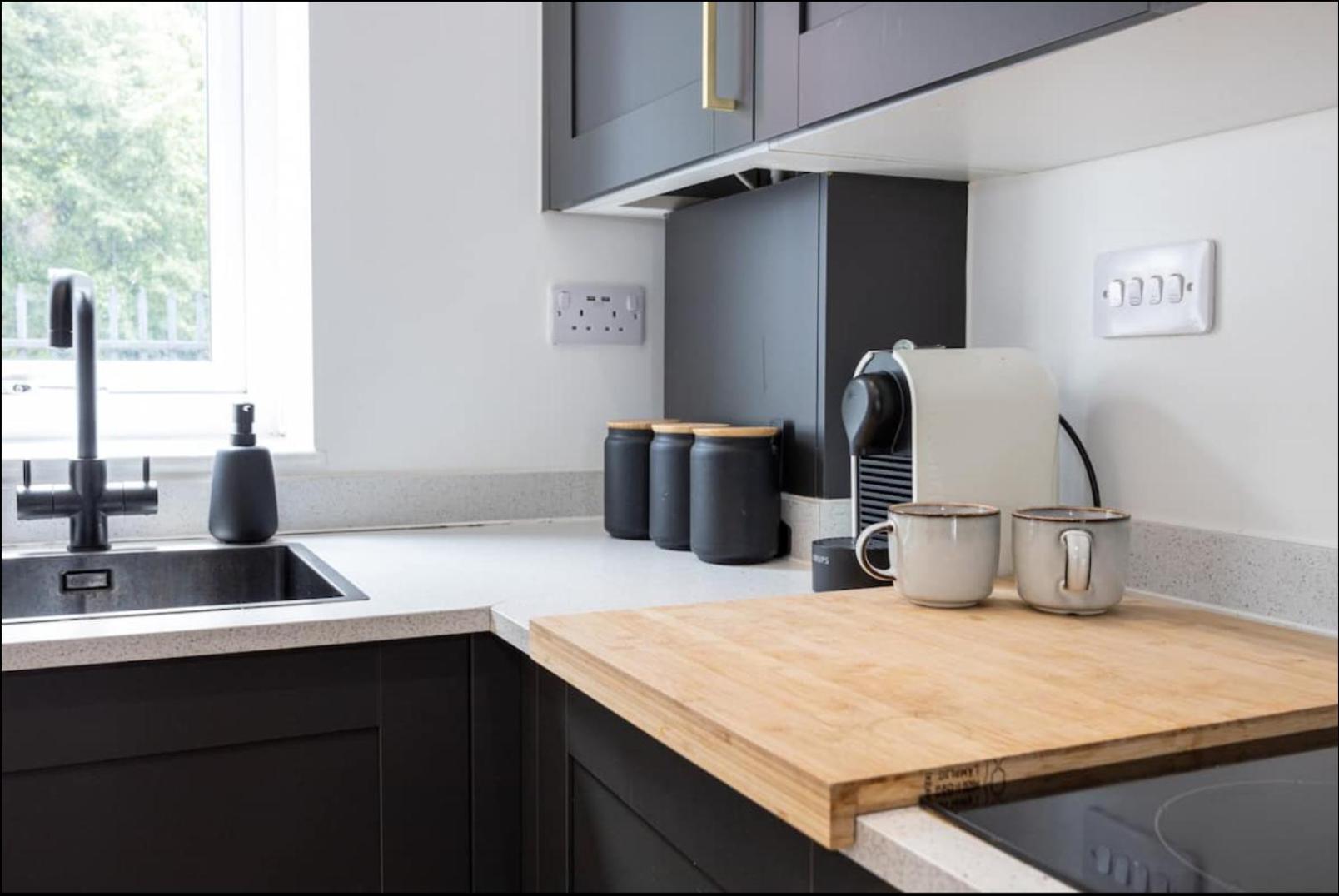 Elegance Retreat - 2 Bed Holiday Home With Parking Manchester Exterior photo