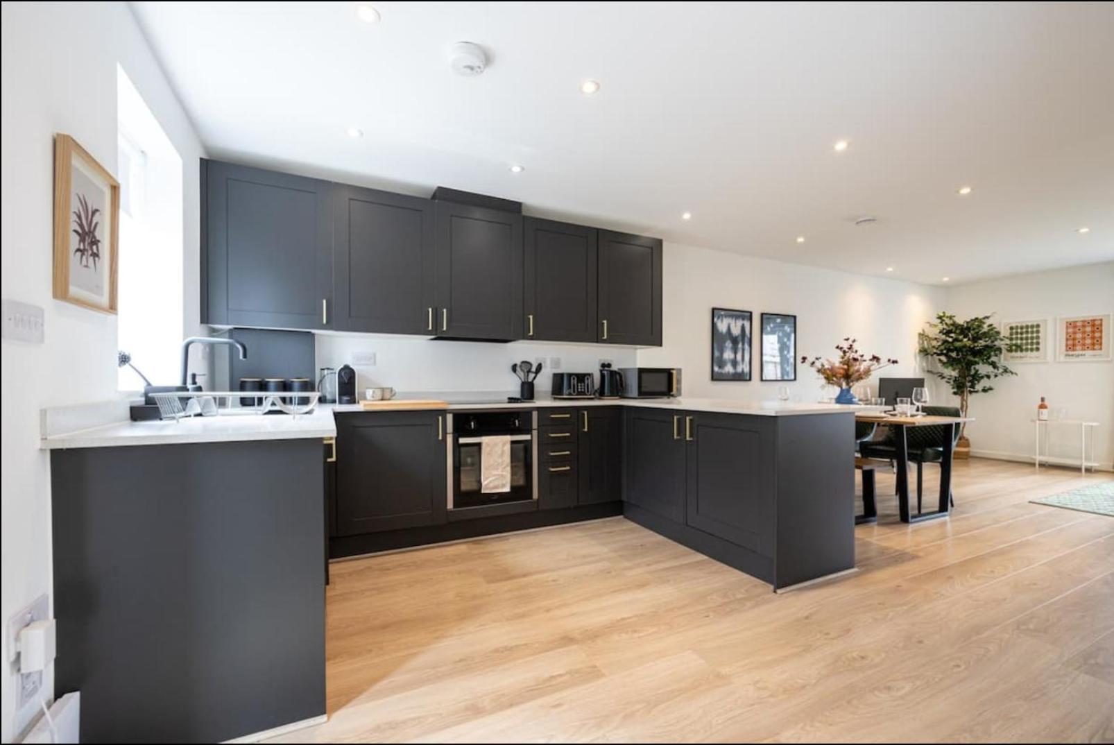 Elegance Retreat - 2 Bed Holiday Home With Parking Manchester Exterior photo